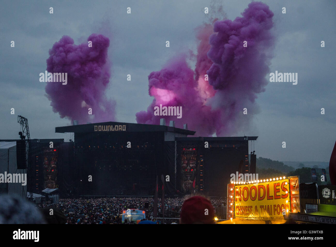 Stadio lemmy Rammstein aprire con il fuoco viola testa di fumo e denti Foto Stock