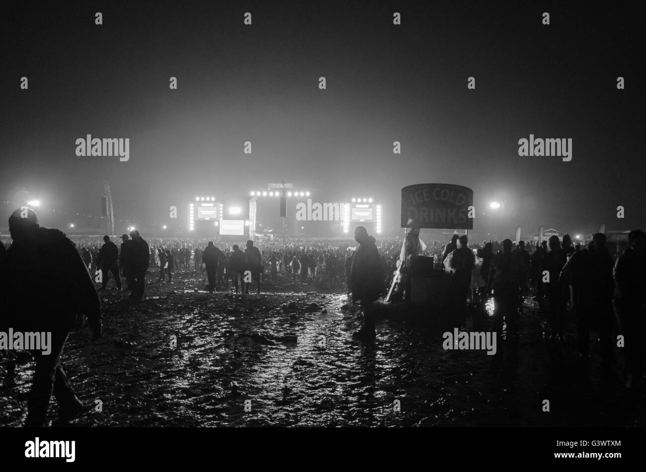 Migliaia di persone di lasciare il palco principale al download festival di musica fino a tarda notte in fango dopo ultima band Foto Stock