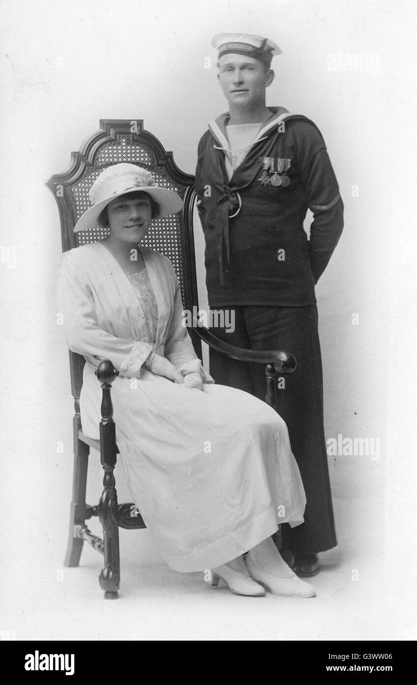 Royal Navy marinaio e la sua sposa c.1920 Foto Stock