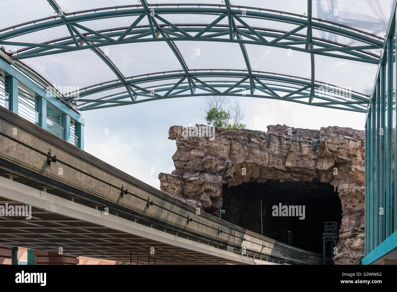 Monorotaia moderno via dalla stazine urbano per la galleria artificiale. Foto Stock