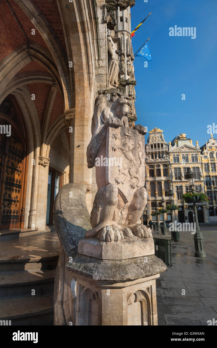Grand Place Lion statua e Guildhouses Bruxelles Belgio Foto Stock