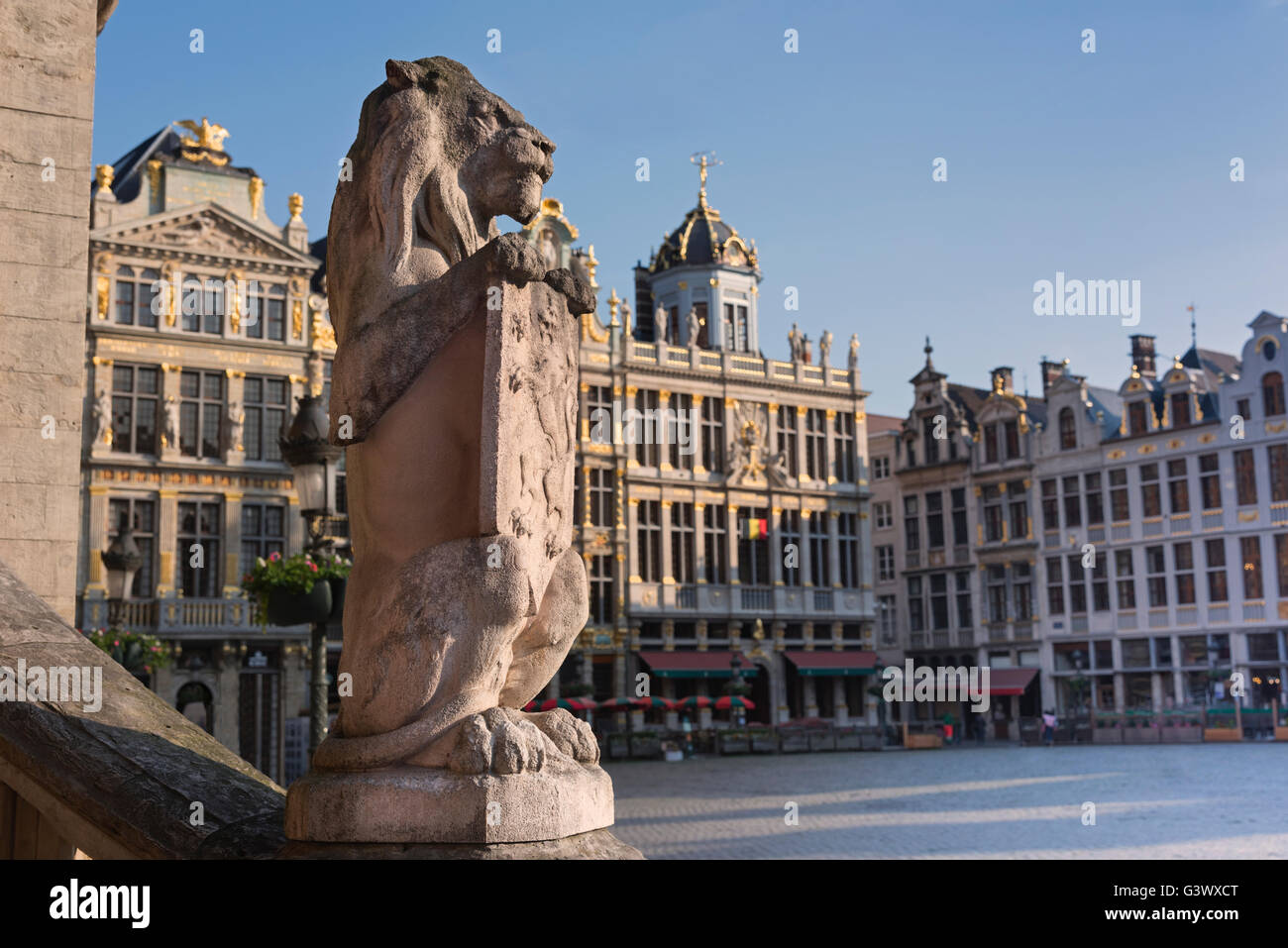 Grand Place Lion statua e Guildhouses Bruxelles Belgio Foto Stock