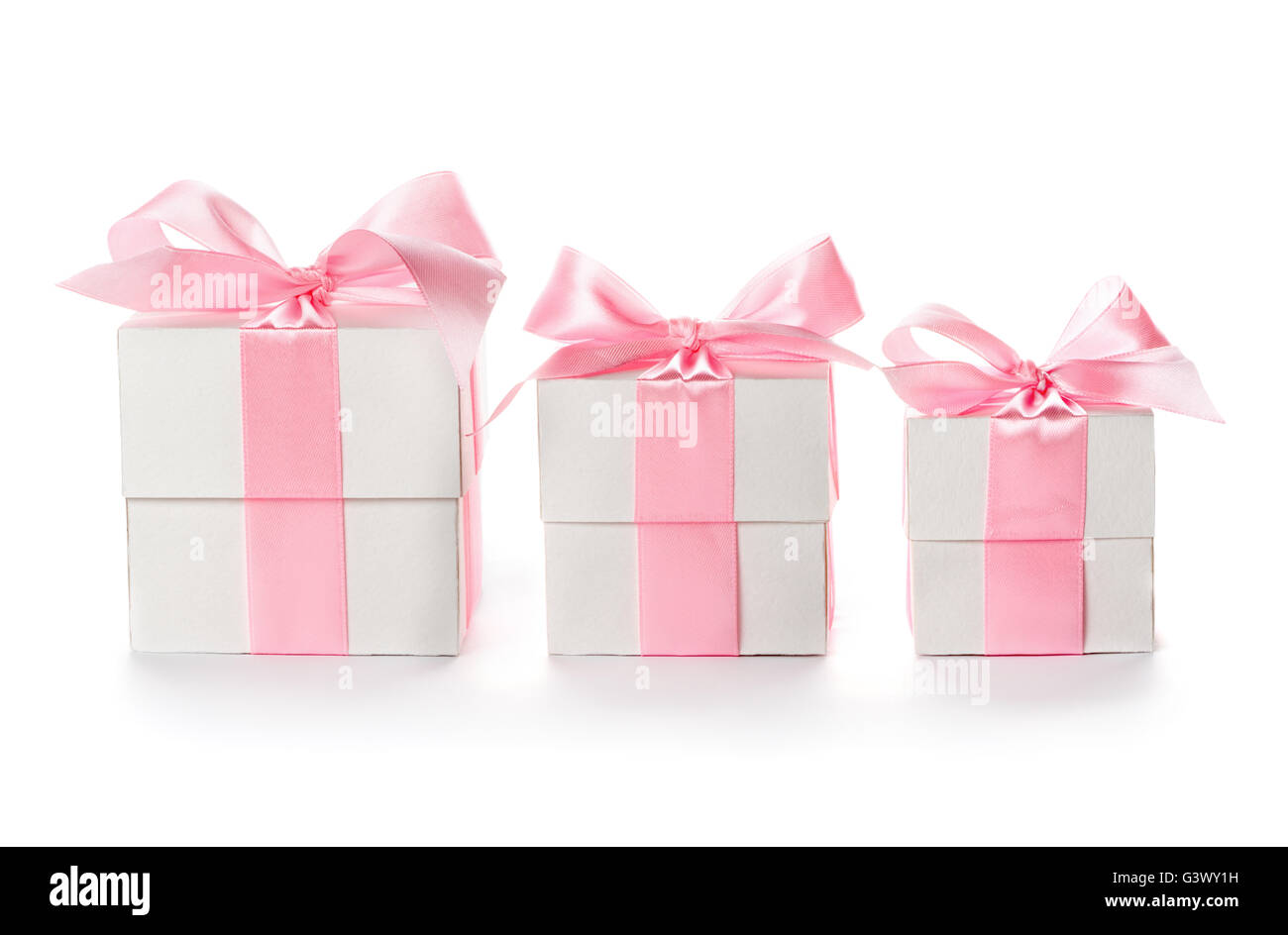 Confezioni regalo rosa con nastro di raso isolati su sfondo bianco,  congratulazioni in occasione della Giornata della donna, la mamma il giorno  di San Valentino, hap Foto stock - Alamy