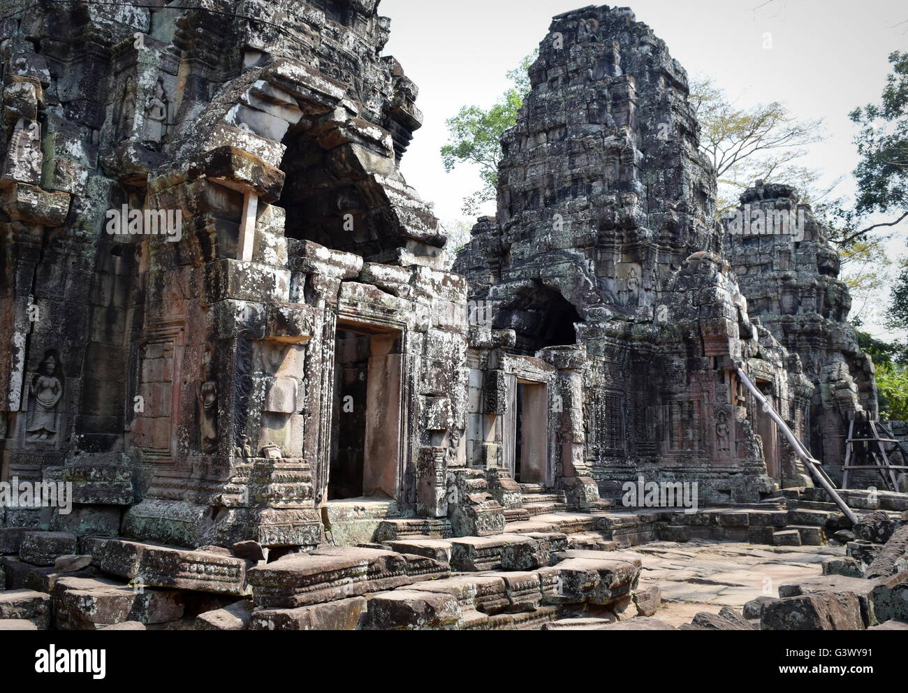 Torri di pietra e la facciata di Banteay Kdei tempio buddista delle rovine di Angkor, Cambogia Foto Stock