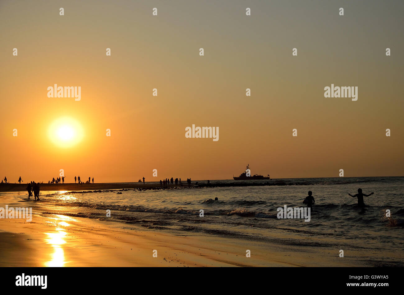 Tramonto a Mancora è pier (Perù's Beach,) . Puesta del sol en playa. Pôr Do Sol na praia. Foto Stock