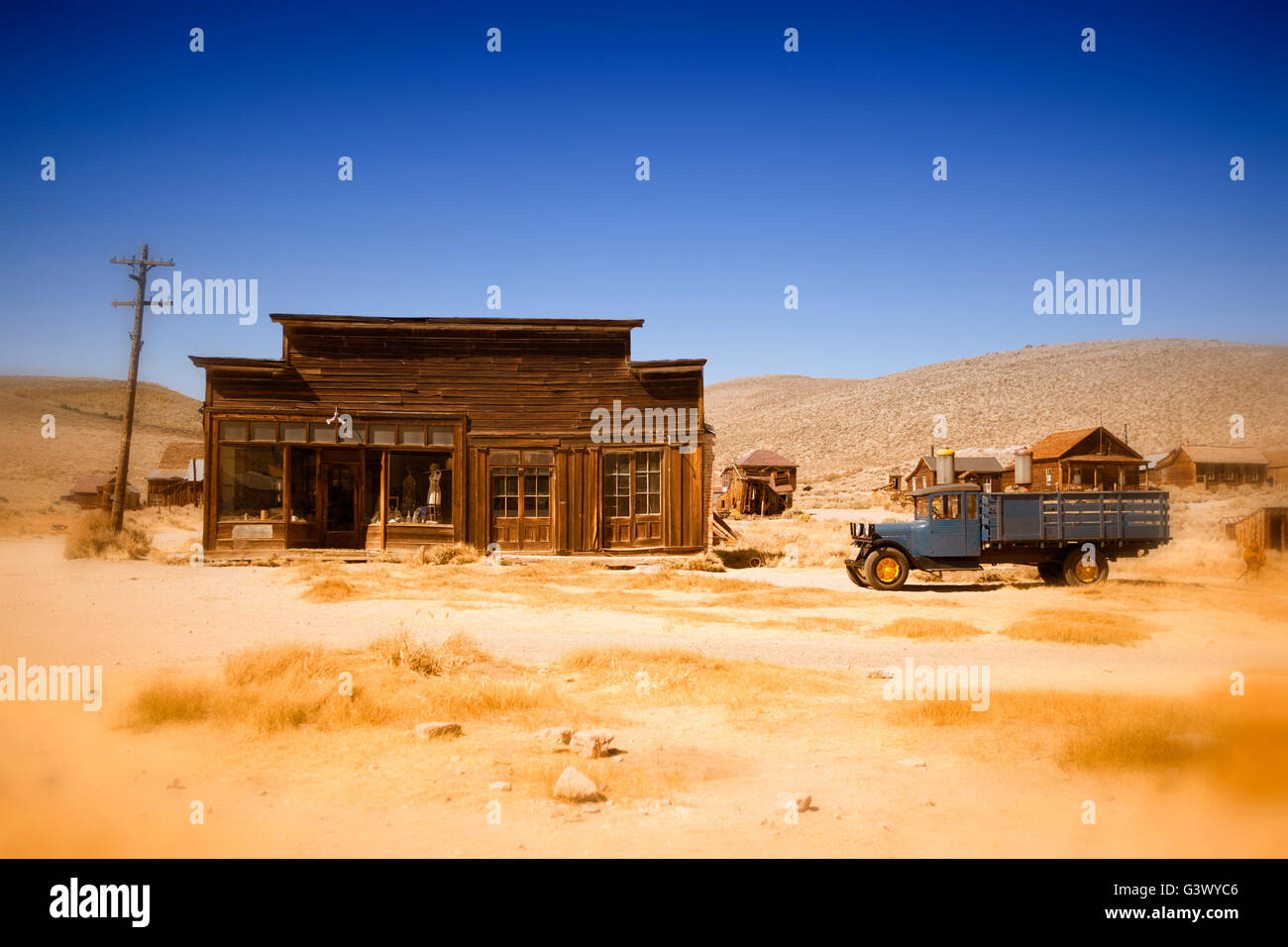 Vecchia casa in legno e il carrello in Bodie ghost town in California Foto Stock