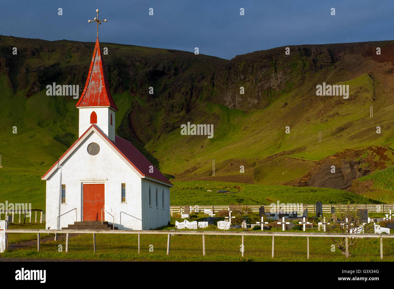 Reyniskirkja, chiesa sulla spiaggia Reynisfjara vicino a Vík í Mýrdal, South Coast, Islanda Foto Stock