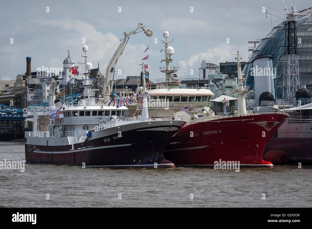 Pesca gigantesche navi per la pesca a strascico nel pool di Londra per la pesca Brexit dimostrazione sul Fiume Tamigi a Londra Foto Stock