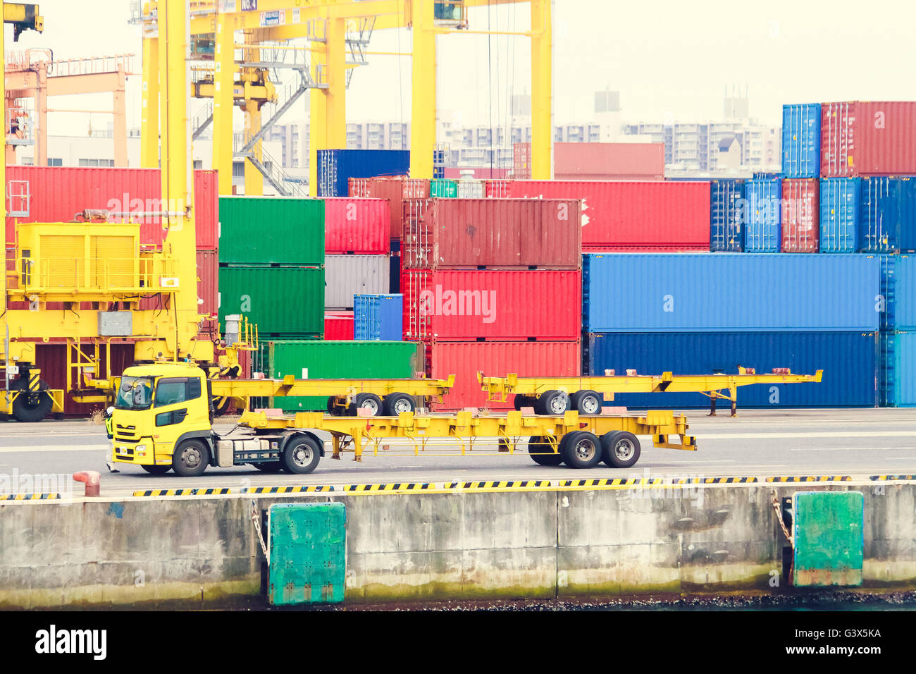 Carrello container per il trasporto al porto. Foto Stock