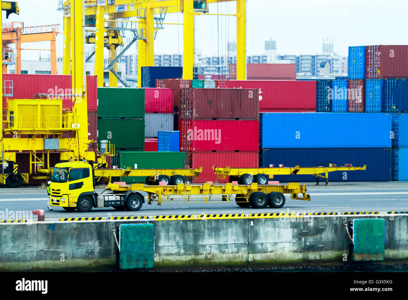 Carrello container per il trasporto al porto. Foto Stock