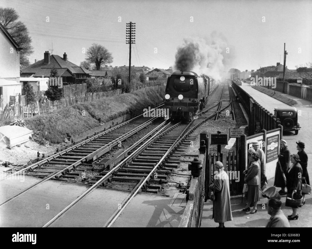 Brighton - Cardiff attraverso il treno vicino a Lancing nella carica di West Country classe 4-6-2 non34048 'Credition' con GWR carrelli. Foto Stock