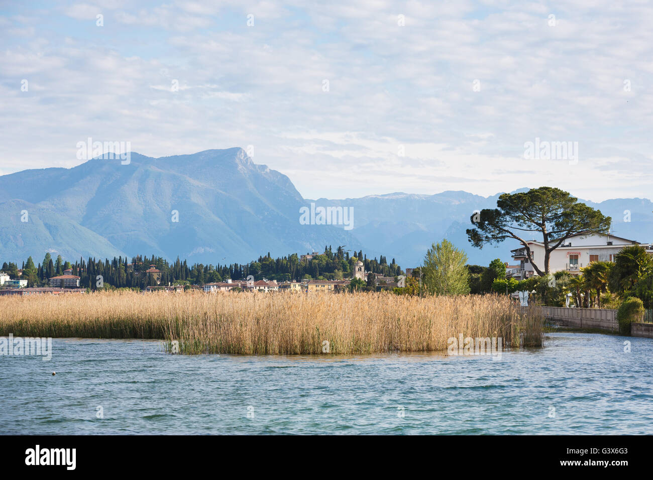 Costa del Lago di Garda a Sirmione città al tempo della molla Foto Stock