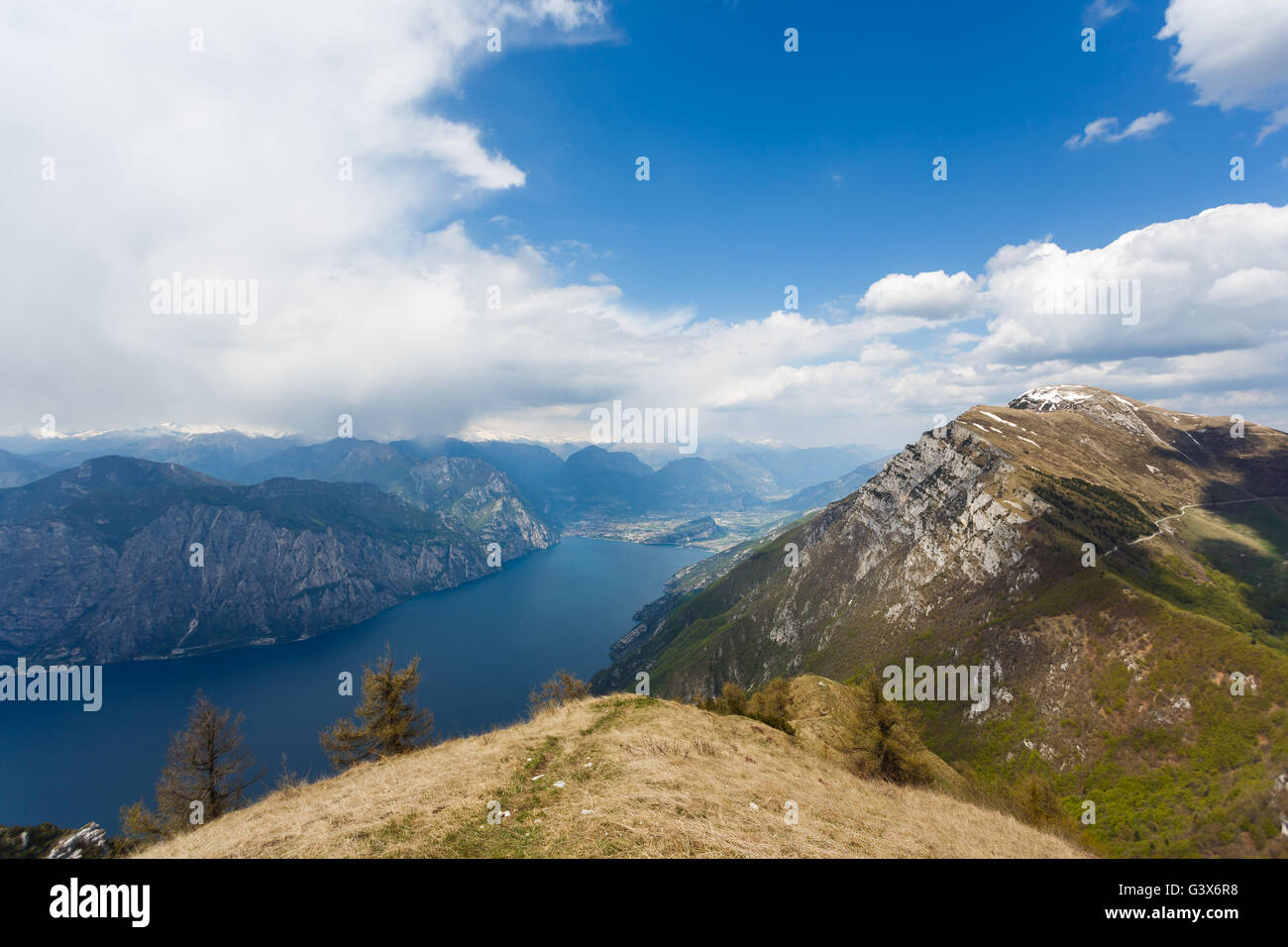 Vista del lago di Garda dal monte del Monte Baldo, Italia Foto Stock