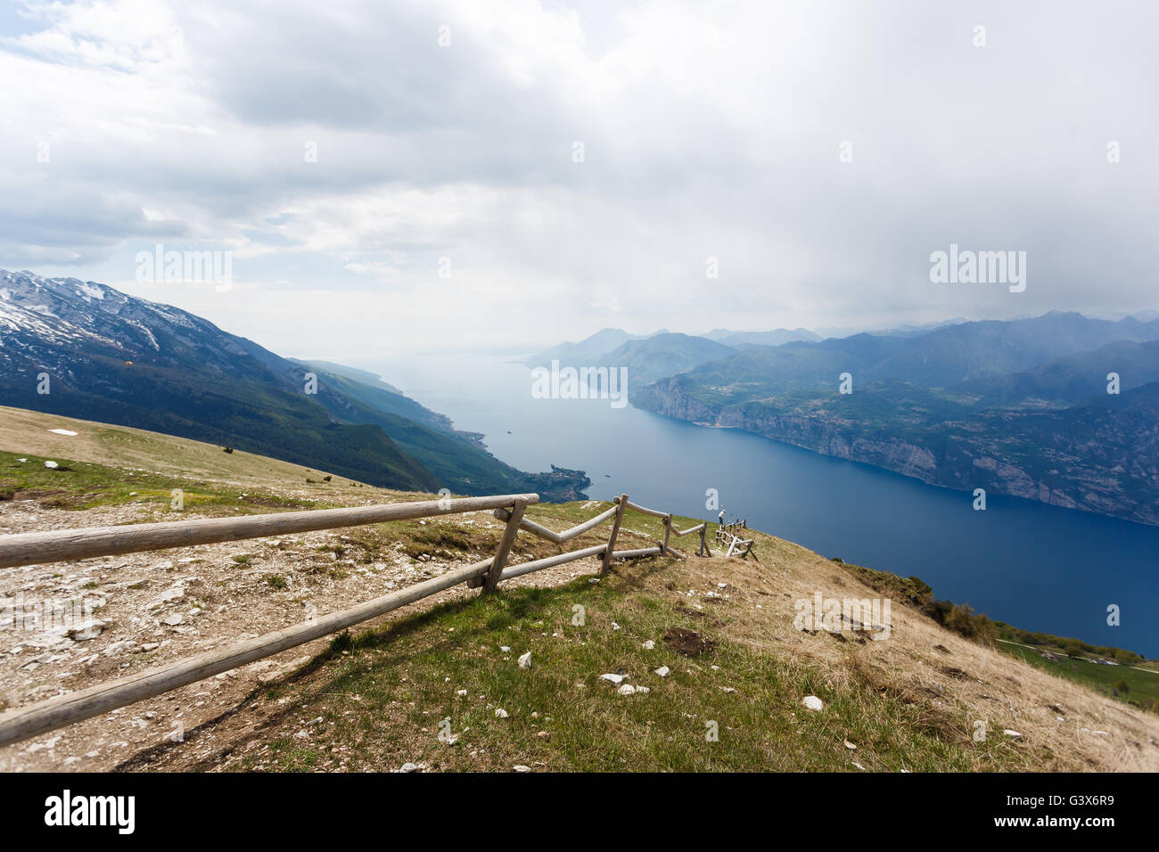 Vista attraverso la recinzione di legno sul Lago di Garda dal monte del Monte Baldo, Italia Foto Stock