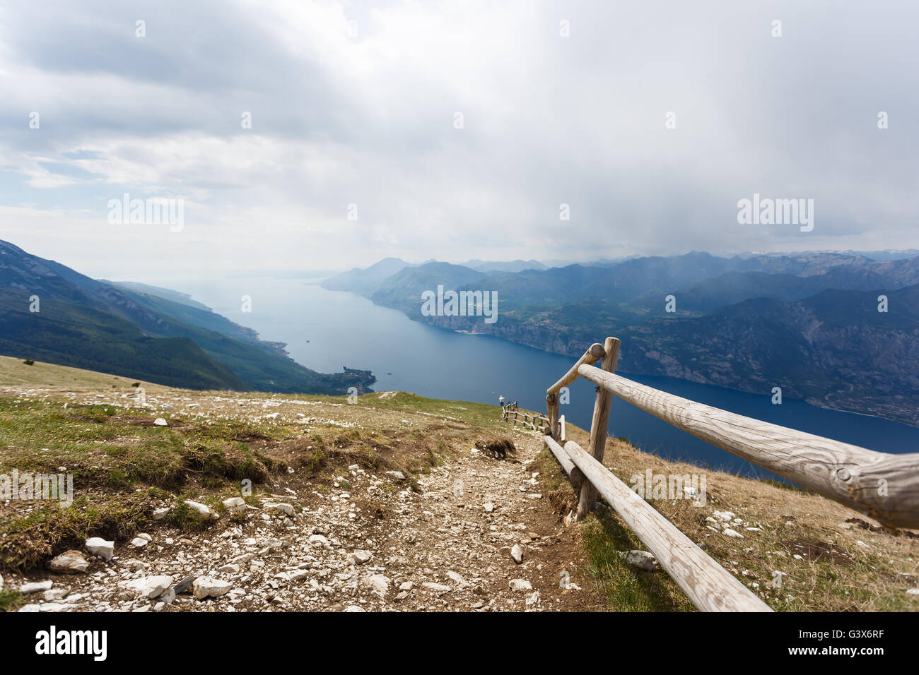 Vista attraverso la recinzione di legno sul Lago di Garda dal monte del Monte Baldo, Italia Foto Stock