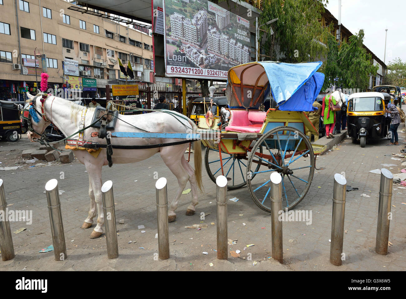 Carrello cavallo e moderne Auto Rickshaw Foto Stock