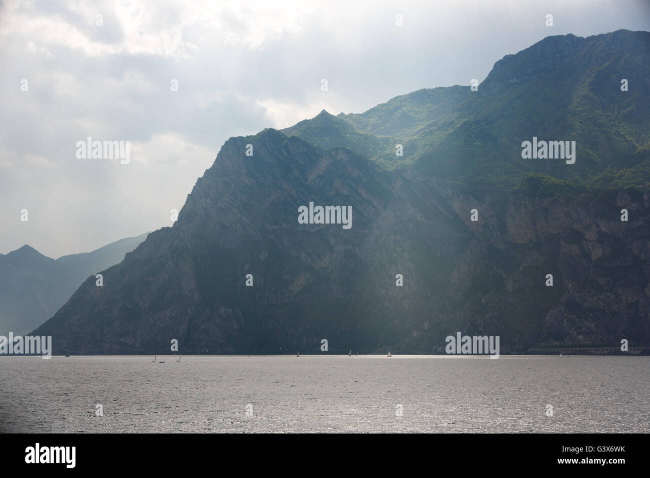 Barca a vela sul Lago di Garda in Italia Foto Stock