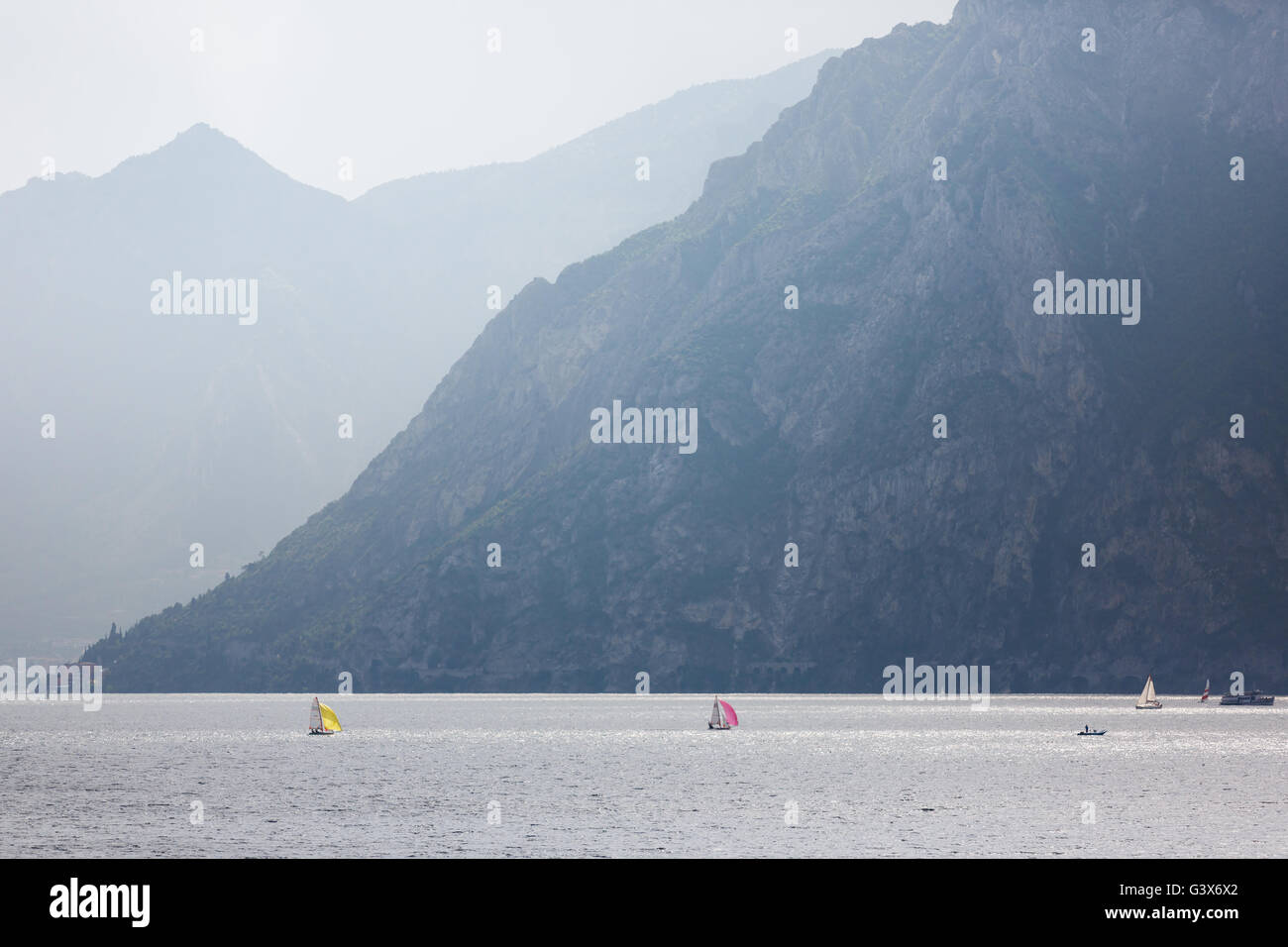 Barca a vela sul Lago di Garda in Italia Foto Stock