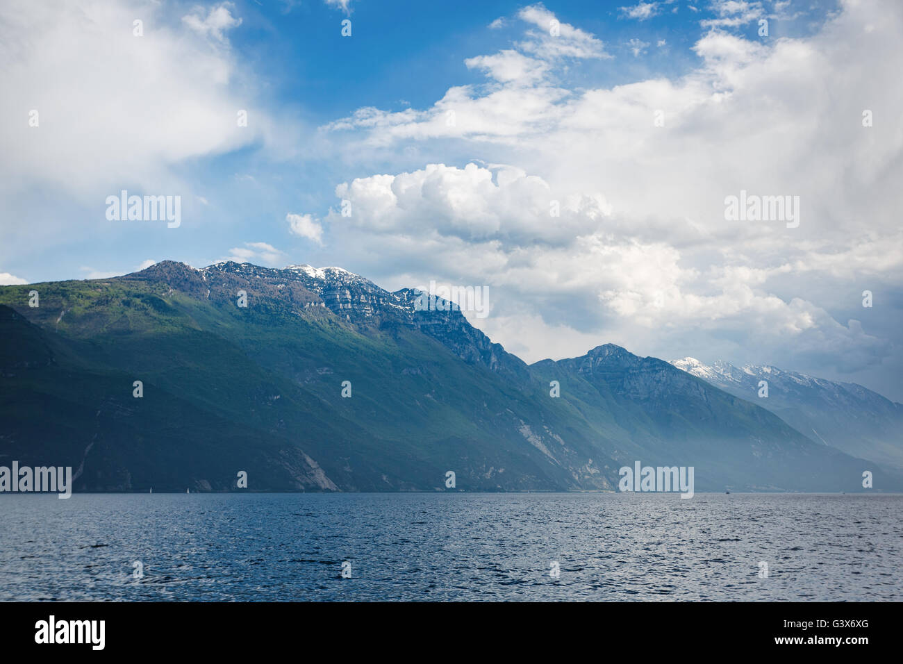 Il paesaggio del lago di Garda con la Dolomite mountains sullo sfondo Foto Stock