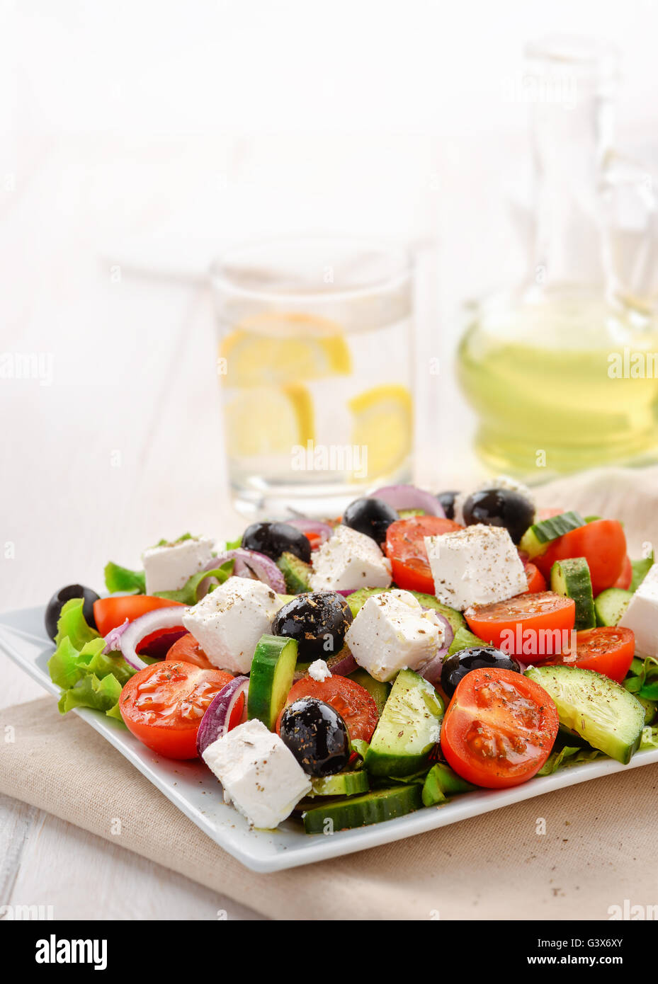 Verdura fresca insalata greca isolato su bianco Foto Stock