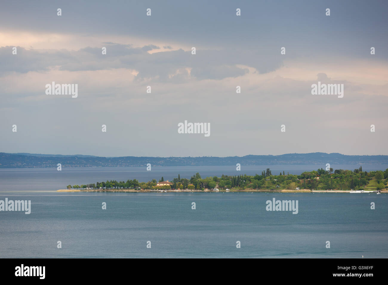 La penisola nella parte meridionale del lago di Garda, Italia Foto Stock