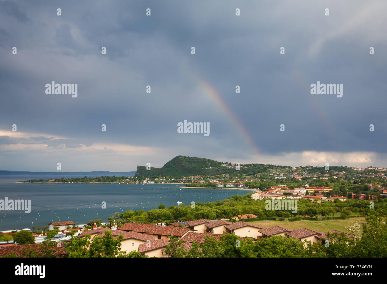 Rainbow sulla baia nella parte meridionale del lago di Garda, Italia Foto Stock