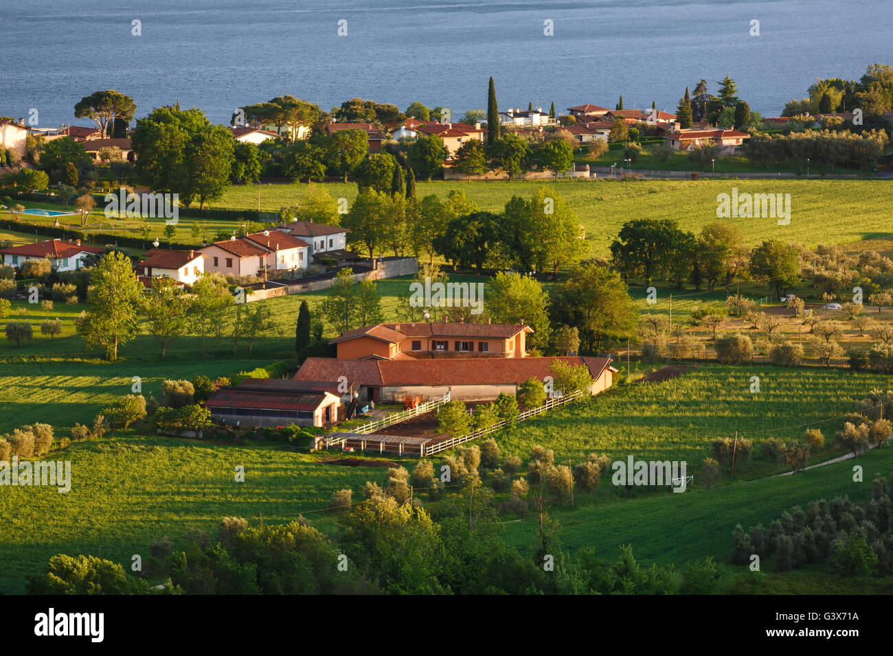 Il paesaggio urbano italiano nella parte meridionale del lago di Garda Foto Stock