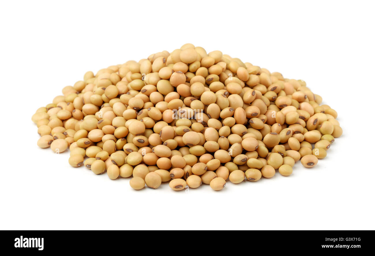 Pila di fagioli di soia secchi isolato su bianco Foto Stock