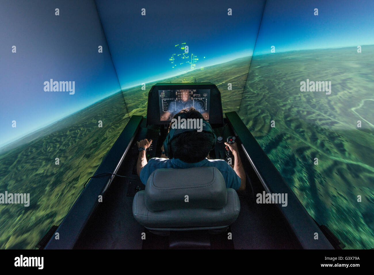 Ingegnere aerospaziale dimostra il terreno automatico collision avoidance system in F-16 di aerei da combattimento del simulatore di volo presso la Air Force Research Laboratory Wright-Patterson Air Force Base di Aprile 18, 2016 a Dayton, Ohio. Il sistema è progettato per estrarre automaticamente un getto di distanza da terra se un pilota è disorientata o non è in grado di farlo. Foto Stock