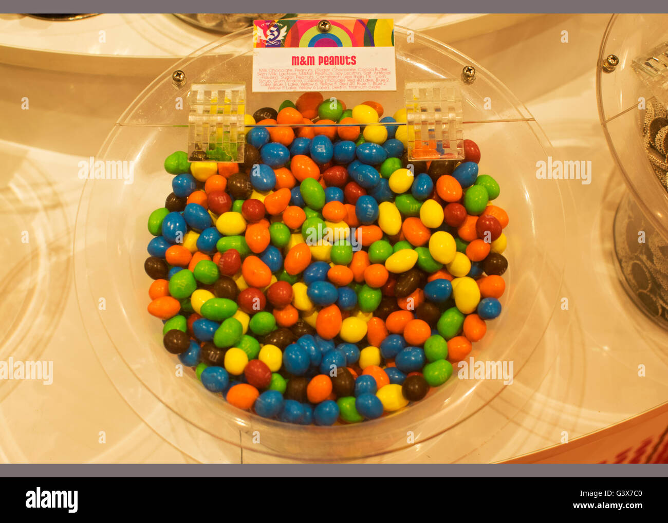 Interno della IT'SZUCCHERO store su Broadway in Greenwich Village. Un display di M&M Arachidi candy in vendita dall'oncia. Foto Stock