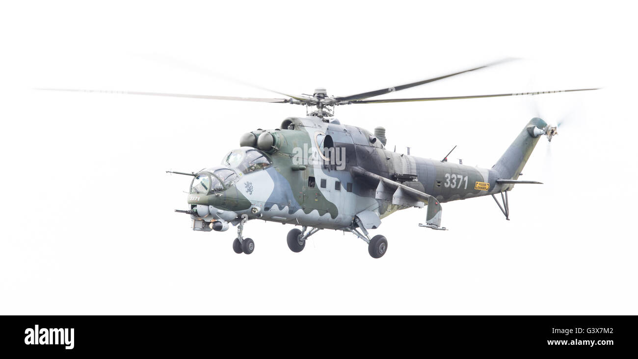 LEEUWARDEN, PAESI BASSI - giu 10, 2016: Repubblica ceca Air Force Mil Mi-24 Hind elicottero d'assalto di eseguire una dimostrazione Foto Stock