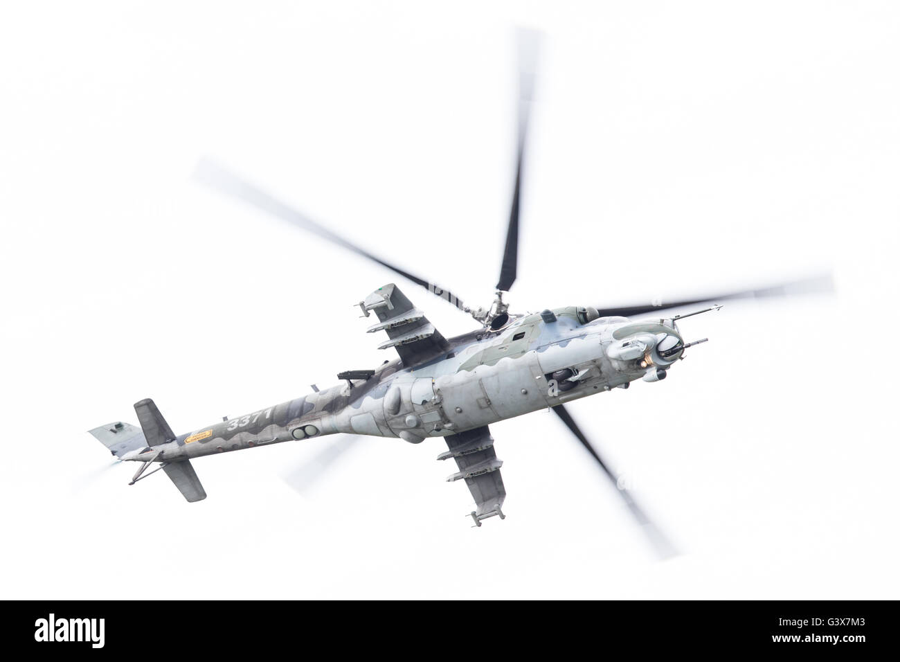 LEEUWARDEN, PAESI BASSI - giu 10, 2016: Repubblica ceca Air Force Mil Mi-24 Hind elicottero d'assalto di eseguire una dimostrazione Foto Stock