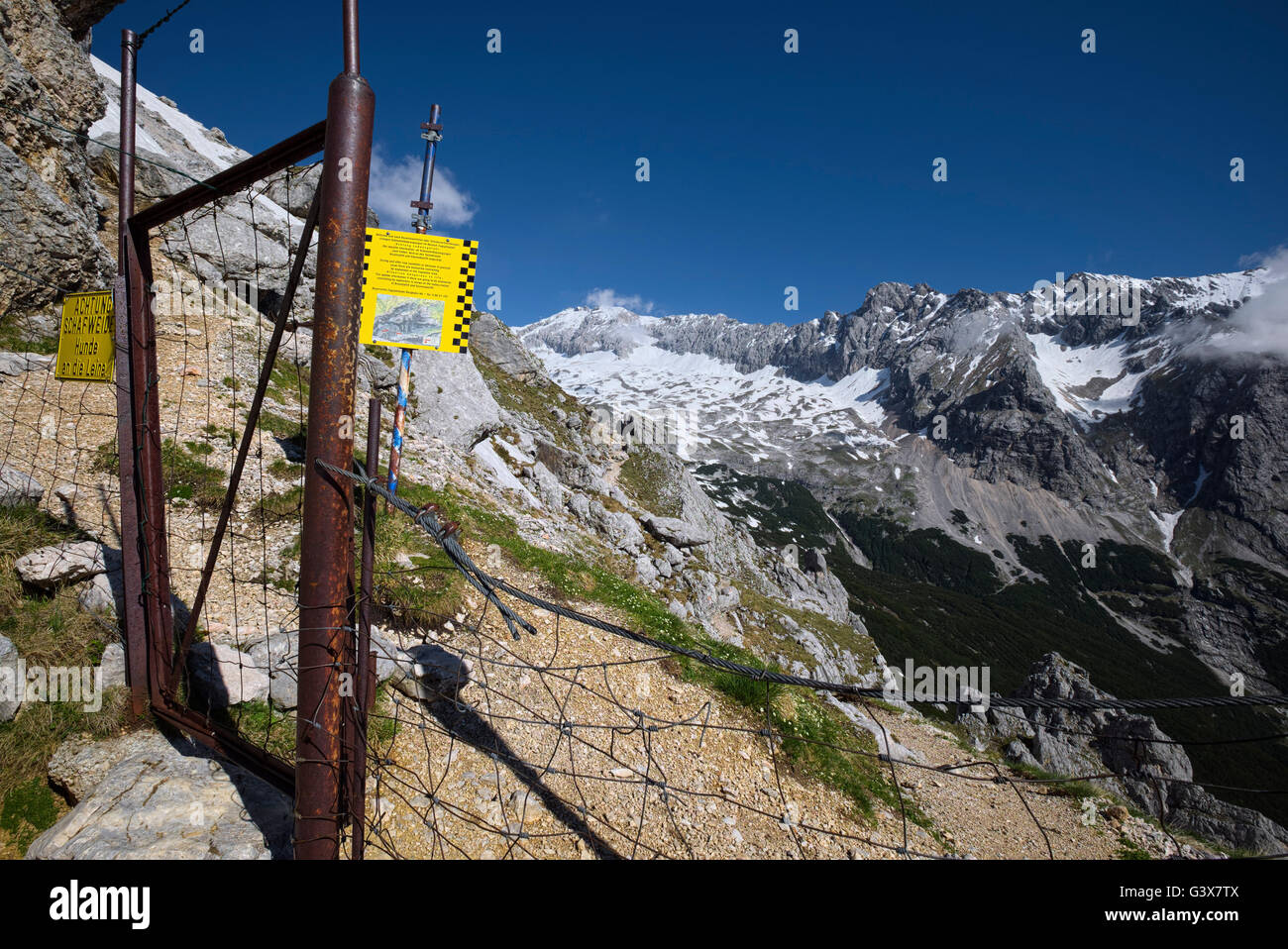 Vista del massiccio dello Zugspitze dal Gatterl, confine tra Austria e Germania sul sentiero escursionistico di Zugspitze, Tirolo, Austria Foto Stock
