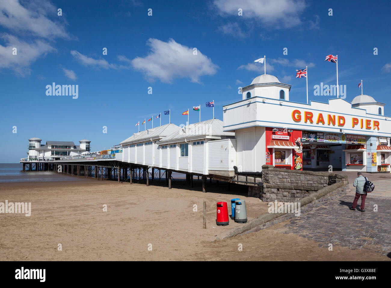 Il Grand Pier sul lungomare di Weston-Super-Mare a bassa marea con la spiaggia sabbiosa. Foto Stock