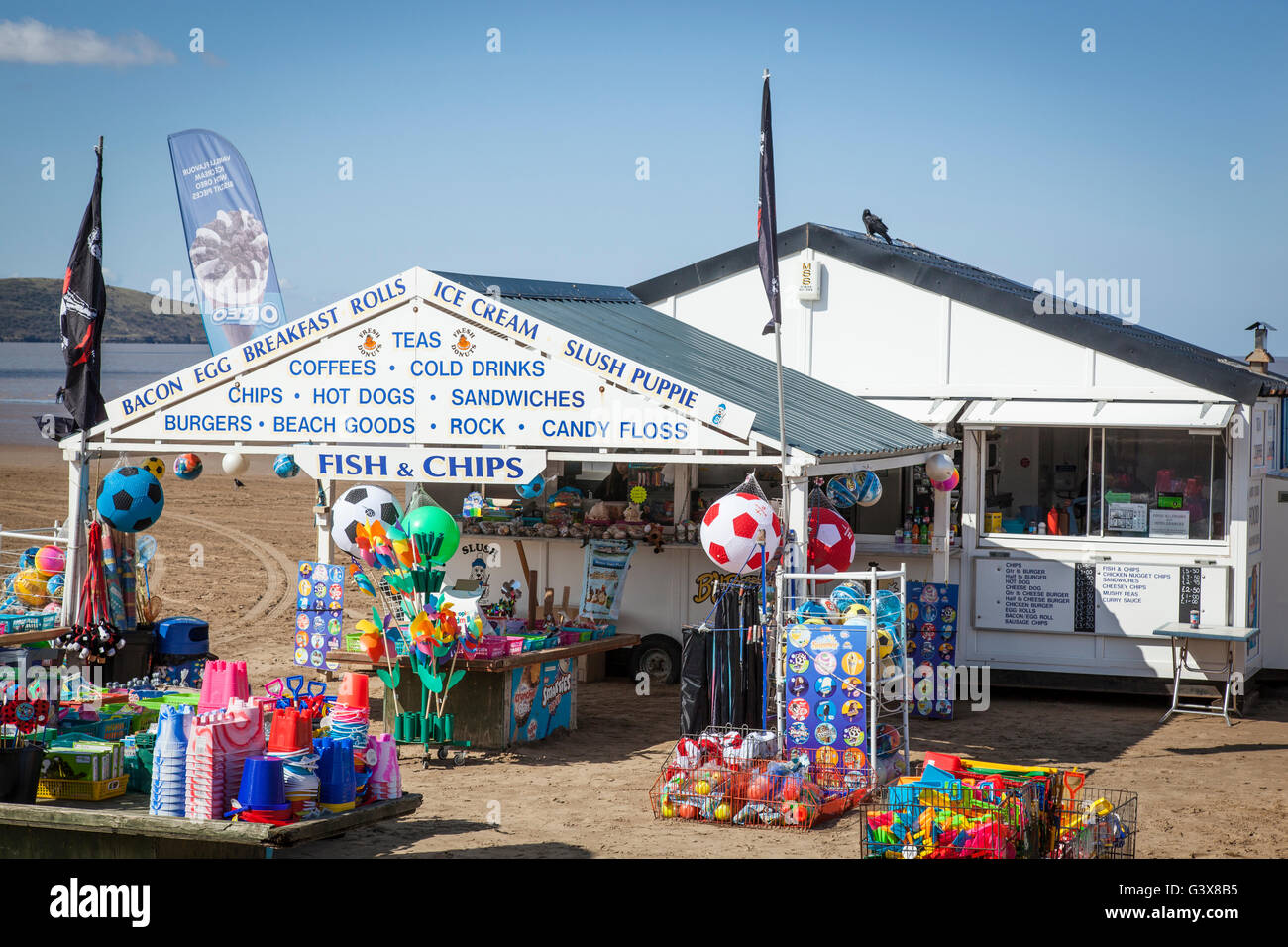 Fast food e merci beach shop sul lungomare a Weston-Super-Mare. Foto Stock