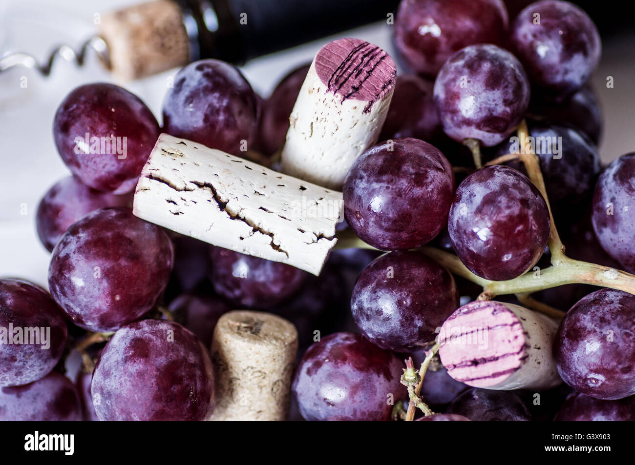 Grappolo di uva rossa e tappi vino vista superiore Foto Stock