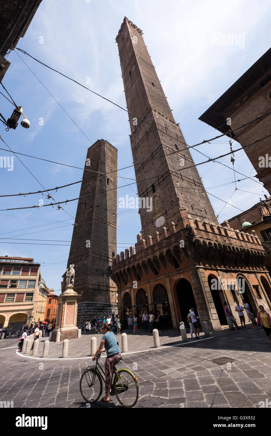 Le due torri, la Torre degli Asinelli e Torre Pendenti, simboli di Bologna, Italia Foto Stock