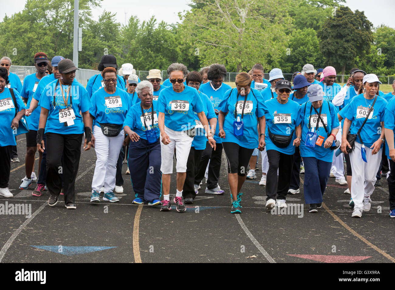 Detroit, Michigan - Le donne del 1600 metri a piedi durante la ricreazione di Detroit del reparto Olimpiadi Senior. Foto Stock