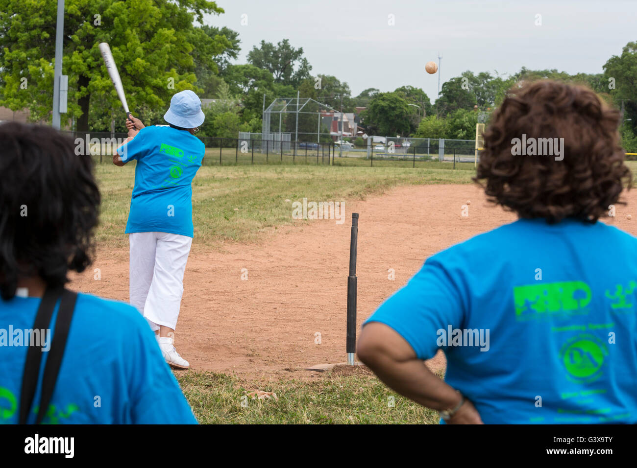Detroit, Michigan - Il 'softball hit' concorrenza durante la ricreazione di Detroit del reparto Olimpiadi Senior. Foto Stock