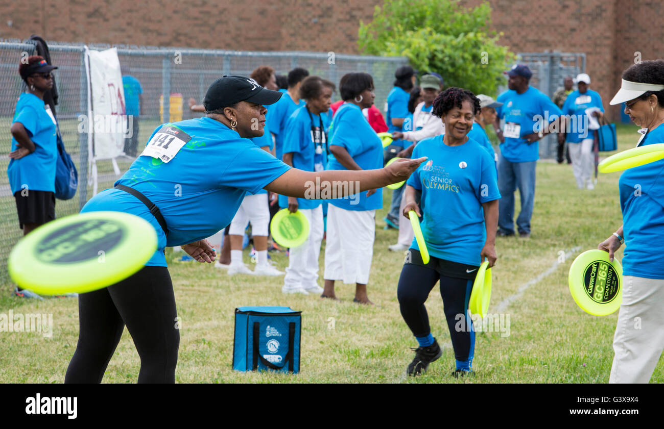 Detroit, Michigan - Il frisbee toss in Detroit la ricreazione del reparto Olimpiadi Senior. Foto Stock