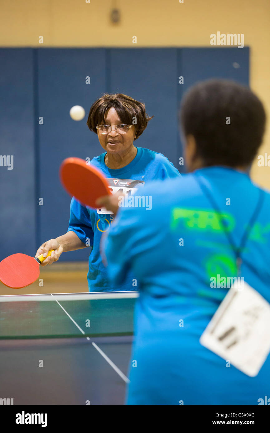 Detroit, Michigan - Ping pong della concorrenza a Detroit la ricreazione del reparto Olimpiadi Senior. Foto Stock
