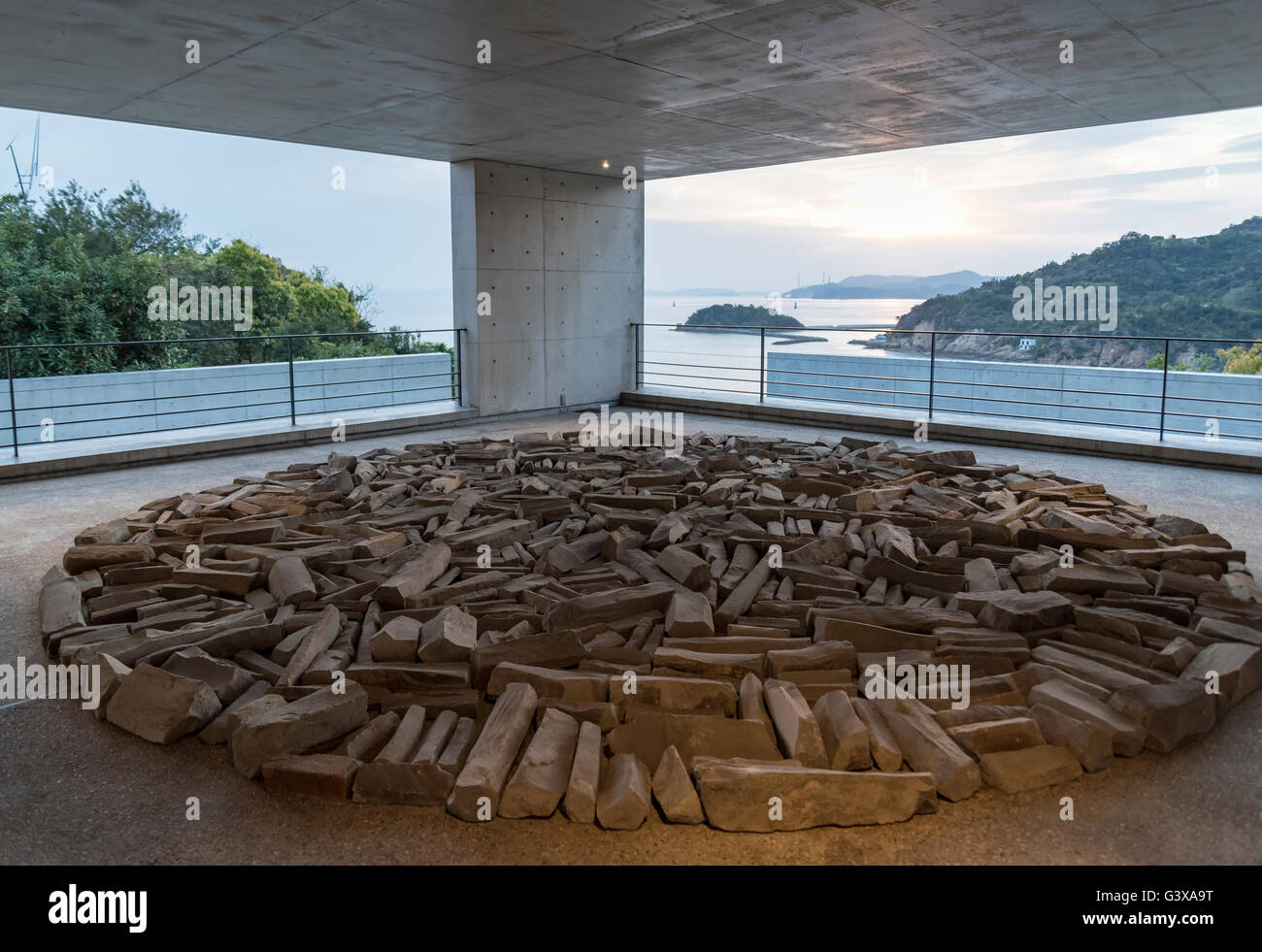 'Full Moon Stone Circle' oggetto d'arte di Richard Long, Benesse Museum, Naoshima, Giappone Foto Stock