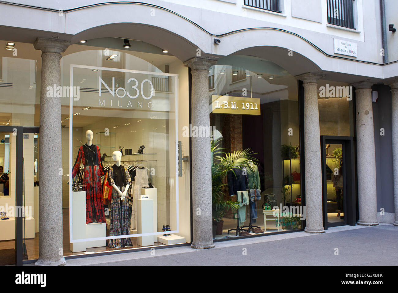 Alta Moda e accessori di Windows per lo shopping a Milano fashion district,  N.30 Via della Spiga Foto stock - Alamy