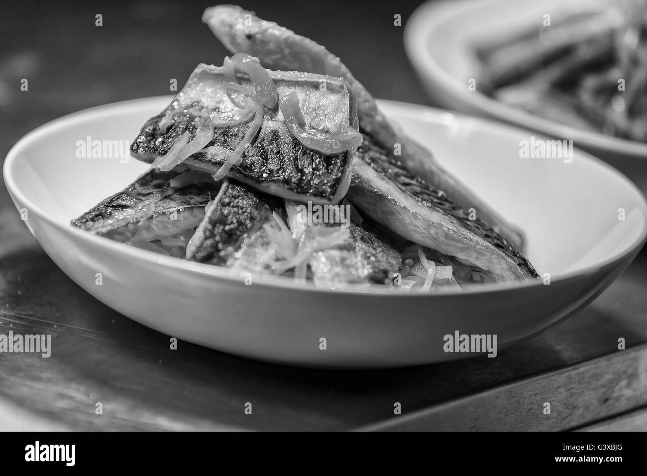 Un chef ha preparato il pesce piatto preparato per un evento di nozze. Foto Stock