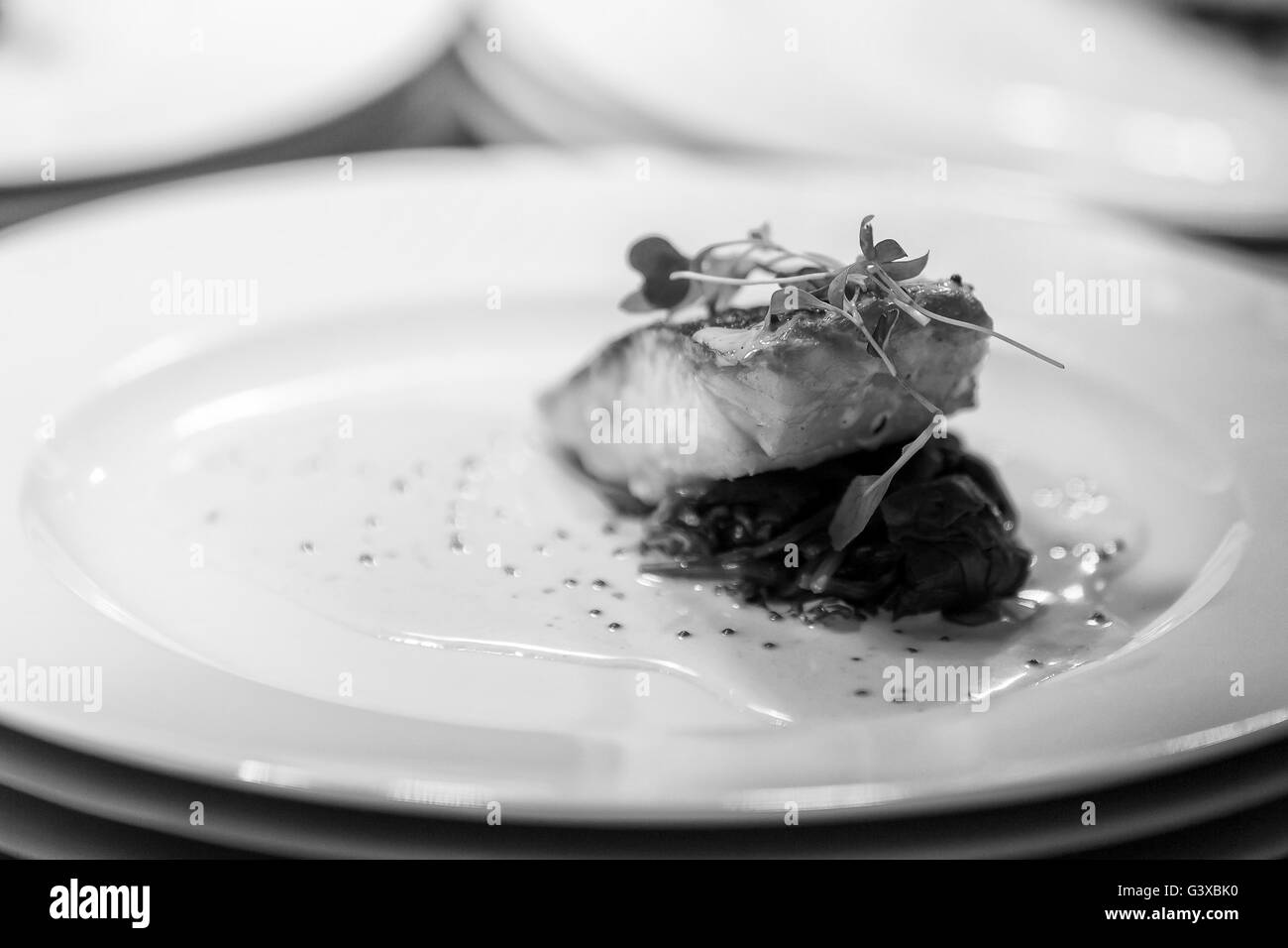 Un chef ha preparato il pesce piatto preparato per un evento di nozze. Foto Stock