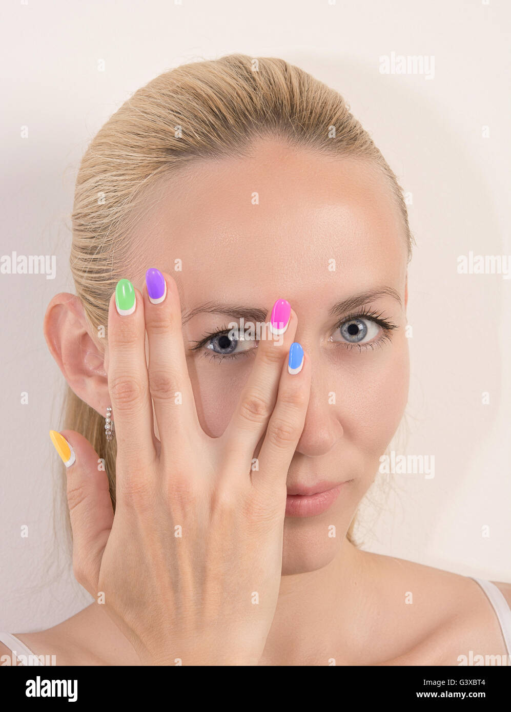 Bellissimo modello con luminosi manicure Foto Stock