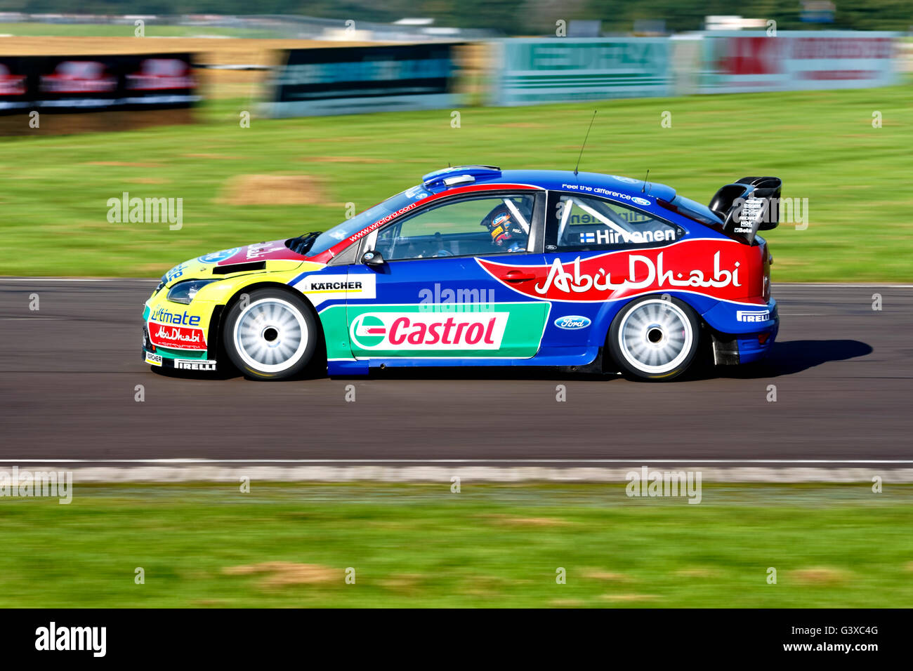 Castrol-Ford Abu Dhabi World Rally Team pilota Mikko Hirvonen nella Ford Focus RS WRC Works 2008 al Castle Combe Rally Day 2008. Foto Stock