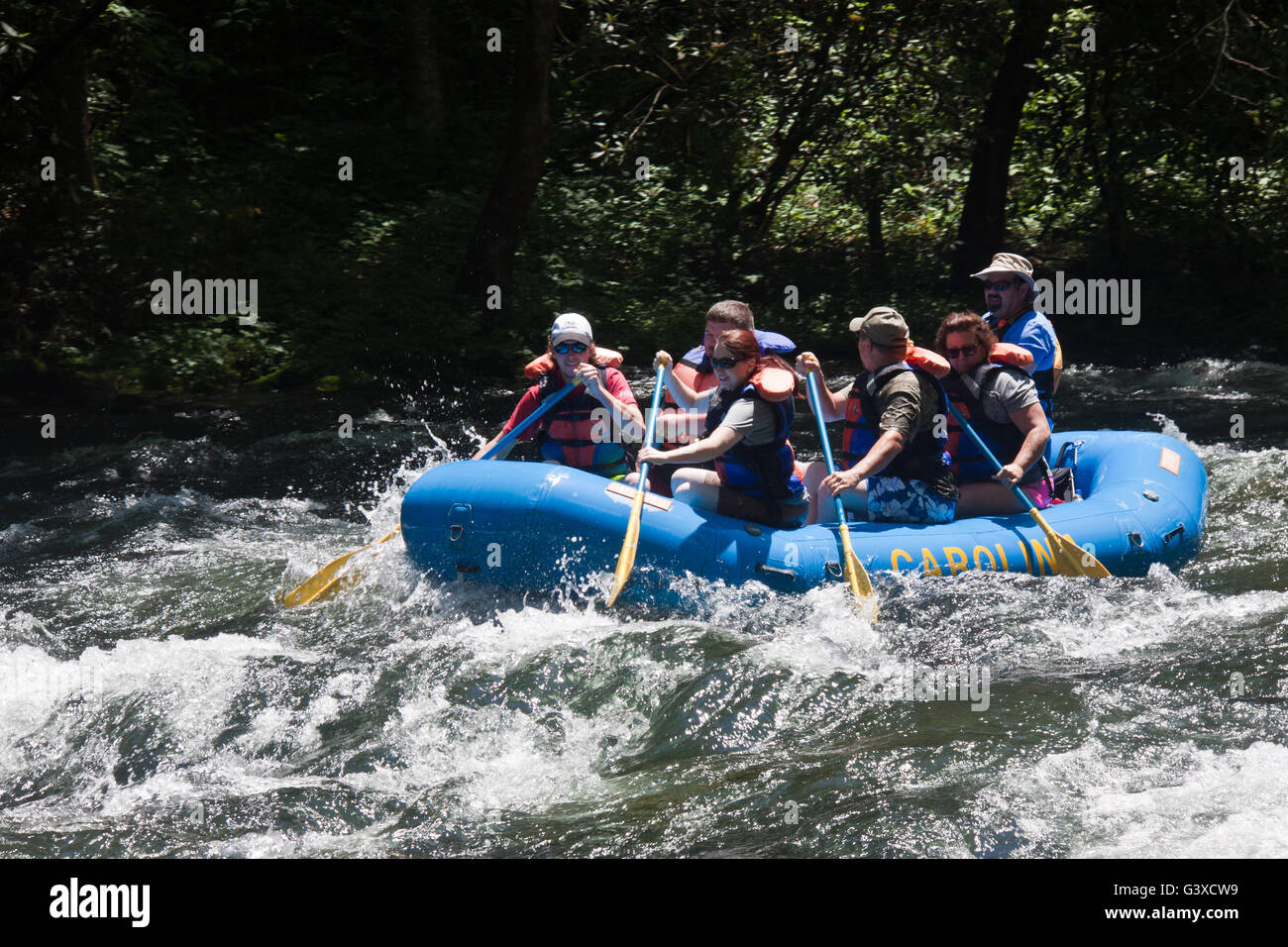 Persone rafting delle acque bianche sul Fiume Nantahala in Carolina del Nord Foto Stock