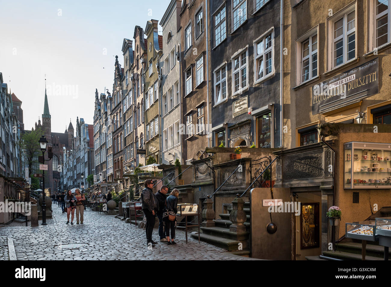 Turistico a Danzica Mariacka Street al tramonto Foto Stock