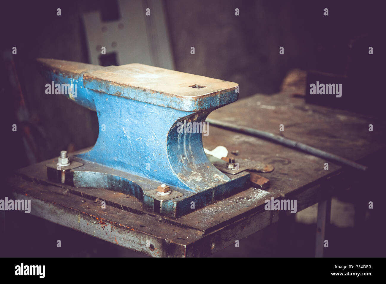 Ben utilizzato vecchio blu incudine in fonderia officina. Foto Stock